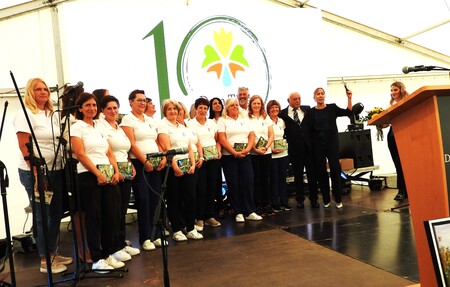 Priznanja za dvajset zaposlenih, ki so prejeli priznanja za 10 let dela v Domu Taber